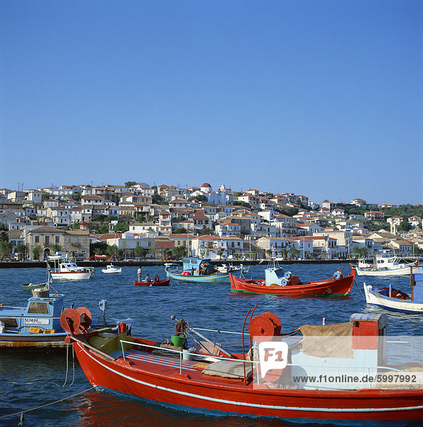 Rot und blau bemalten Fischerboote im Hafen im Meer Markt und Hafen Stadt Neapolis  Peloponnes  Griechenland  Europa