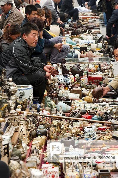Salesmen  crafts stalls  Panjiayuan flea market  Chaoyang District  Beijing  China  Asia