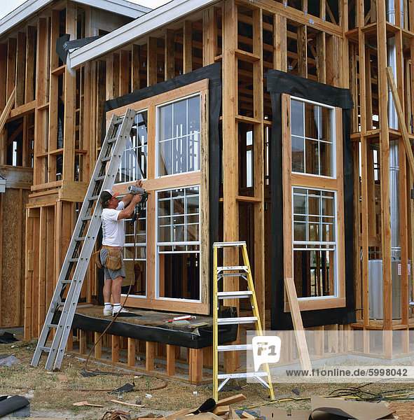 Vereinigte Staaten von Amerika USA bauen benutzen Mann Wohnhaus Holz Nordamerika Rahmen Bohrmaschine Bohrer Kalifornien