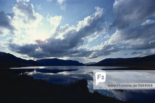 Reflexionen der Wolken im Wasser eines Sees in Schottland  Vereinigtes Königreich  Europa