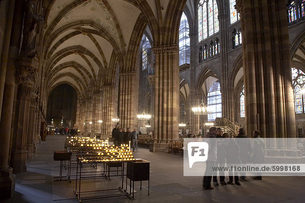 Südflügel und das Kirchenschiff der gotischen Kathedrale Notre-Dame  erbaut aus rotem Sandstein  UNESCO-Weltkulturerbe  Straßburg  Elsass  Frankreich  Europa