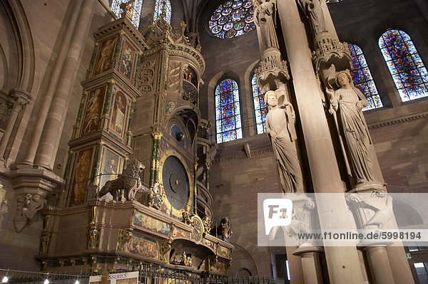 Säule der Engel aus dem 13 Jahrhundert und 16. Jahrhundert astronomische Uhr im südlichen Querschiff der gotischen Kathedrale Notre-Dame  gebaut aus rotem Sandstein  UNESCO-Weltkulturerbe  Straßburg  Elsass  Frankreich  Europa