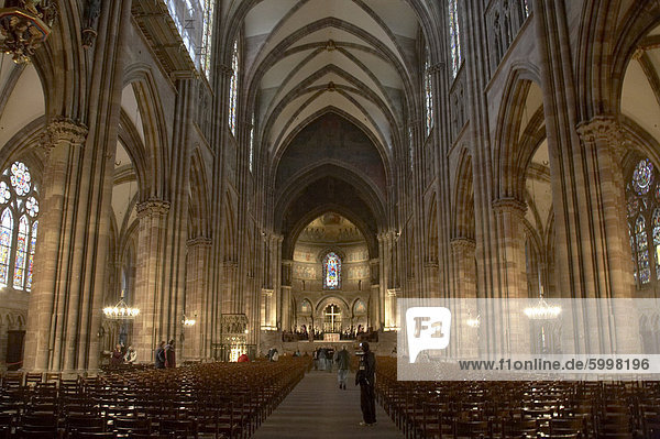 Hauptschiff der gotischen Kathedrale Notre-Dame  erbaut aus rotem Sandstein  UNESCO-Weltkulturerbe  Straßburg  Elsass  Frankreich  Europa