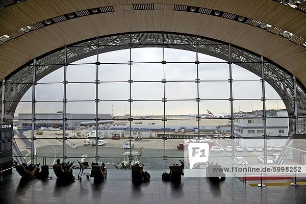 Geschäftsleute und Reisende auf Sofas im Terminal 2  Flughafen Paris Charles de Gaulle Roissy  Frankreich  Europa