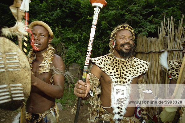 Zulu-Chef in seinem Simunye Dorf  Südafrika  Afrika