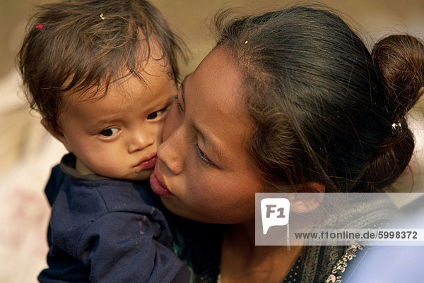 Porträt einer Hmong-Mutter und Kind im nördlichen Laos  Indochina  Südostasien  Asien