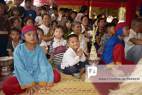 Feiern von Pimai  Lao Neujahr mit Vorfahren aus der Mythologie  mit Menschen in Wat Mai in Luang Prabang  Laos  Indochina  Südostasien  Asien