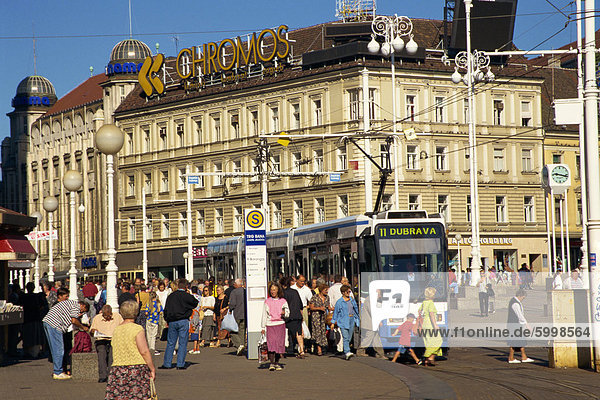 Pendler und Straßenbahn in Ban Jelacic Platz  Zagreb  Kroatien  Europa