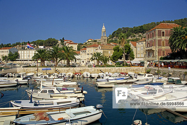 Boote in den Hafen und die Stadt Hvar auf der Insel Hvar  dalmatinische Küste  Kroatien  Europa