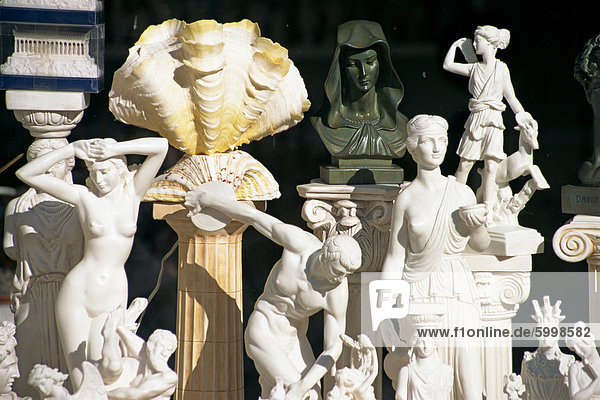 Reproduktion Skulpturen und Statuen angezeigt in einem Souvenir-Schaufenster in Nafplio  Peloponnes  Griechenland  Europa