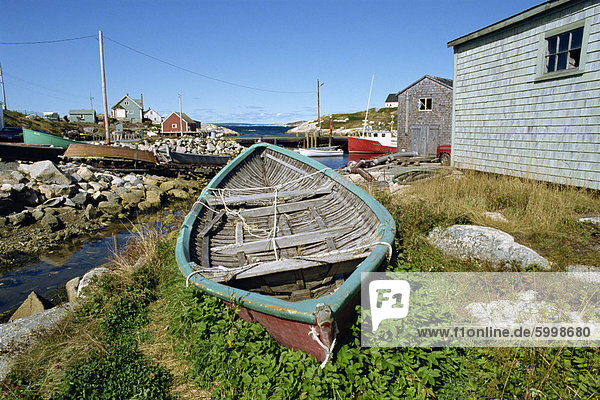 Kleines Boot an Land in der Hummer-Fischerei-Gemeinschaft  auch eine touristische Attraktion  Peggy 's Cove  Nova Scotia  Kanada  Nordamerika