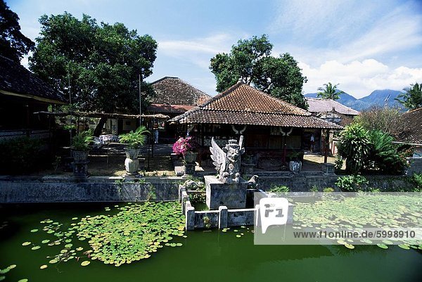Dekorative See im alten Palast der Raja von Karangasem Amlapura Bali Indonesien Südostasien Asien