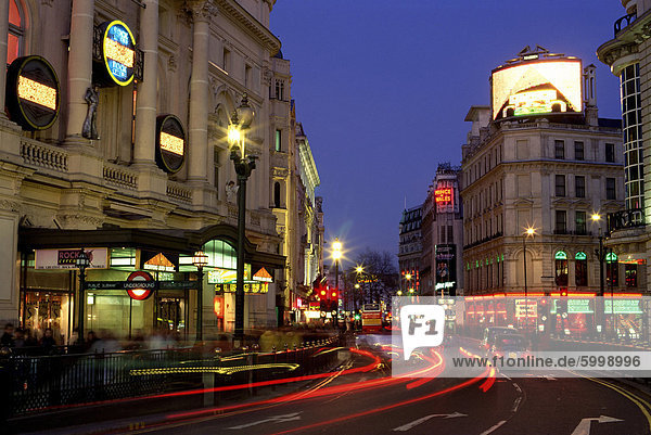 Verkehr-Trails und Theater Zeichen in der Nacht in der Nähe von Piccadilly Circus  London  England  Vereinigtes Königreich  Europa