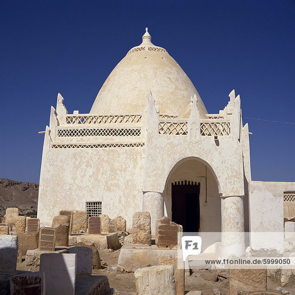 Verzieren gewölbtes Grab und alte Gräber auf dem Friedhof Einat nahe Tarim  in das Wadi Hadramaut  Jemen  Naher Osten