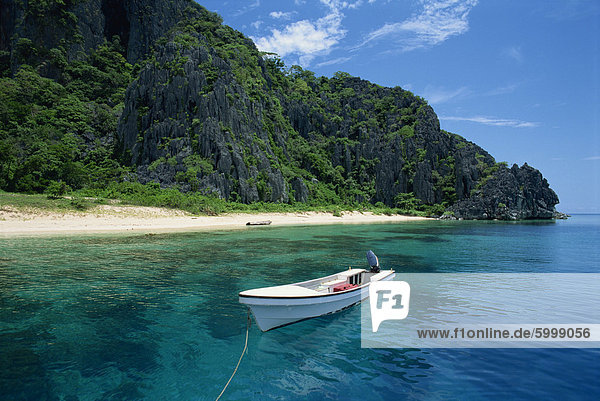 Boot Ankern aus Strand auf Insel Coron  Palawan  Philippinen  Asien