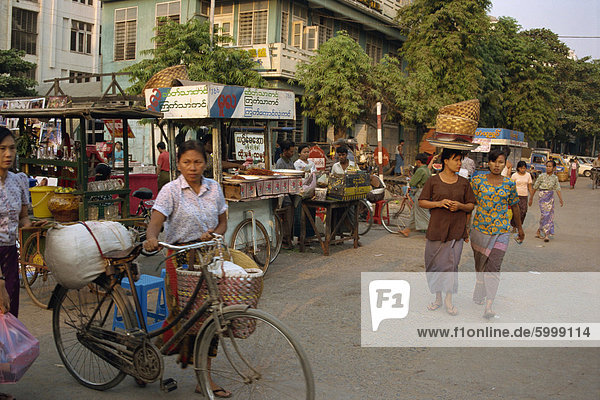 Abend Markt Straßenszene  Mandalay  Myanmar (Birma)  Asien