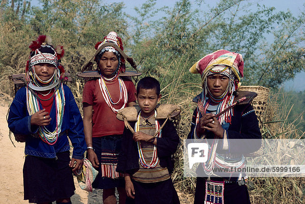 Gruppe aus der Aka (Akha) Hill Tribe in traditioneller Kleidung  Chiang Rai  Thailand  Südostasien  Asien