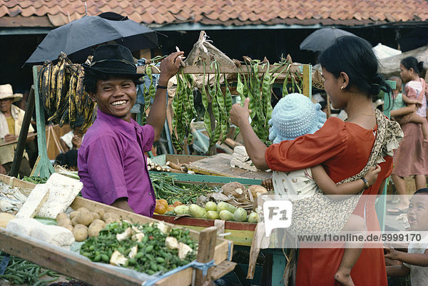 Menschen auf dem Markt in Jakarta  Java  Indonesien  Südostasien  Asien