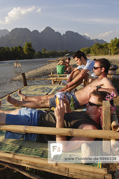 Rucksacktouristen entspannen am Fluss Nam Song in Vang Vieng  Laos  Indochina  Südostasien  Asien