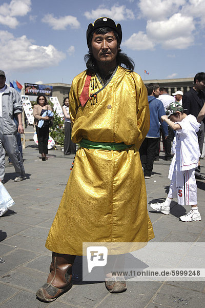 Mongolische Mann gekleidet als Dschingis Khan während der Children's Day Festival  Ulan Bator  Mongolei  Zentralasien  Asien