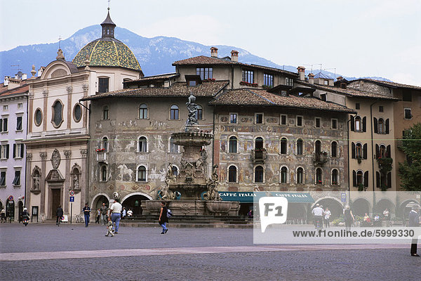 RS Cazuffi-Rella  in Piazza Duomo  Trento  Trentino  Italien  Europa