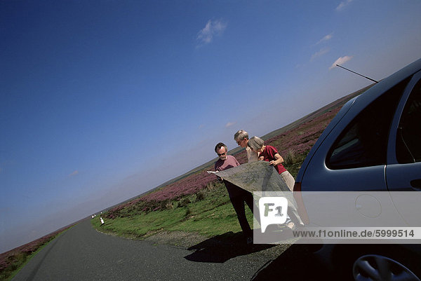 Autofahrer  die Blick auf die Karte  Moors North Yorkshire  Yorkshire  England  Vereinigtes Königreich  Europa