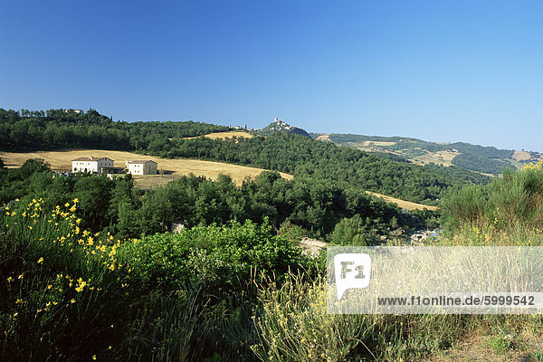 Blick über das Orcia-Tal nach Castiglione d ' Orcia  Bagno Vignoni  Toskana  Italien  Europa