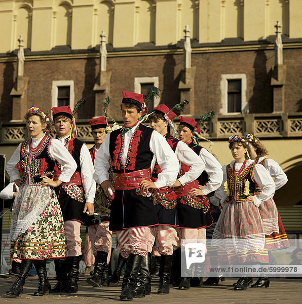 Erntedankfest feiern auf dem Rynek Glowny Square  Krakau  Polen  Europa
