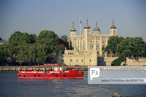 Stadtrundfahrt Boot auf der Themse und dem Tower von London  UNESCO Weltkulturerbe  London  England  Großbritannien  Europa