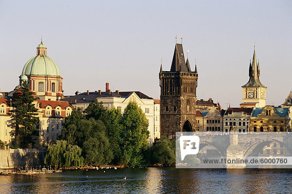 St. Francis Seraphinus Kirche  Karlsbrücke  alte Stadt Brücke und dem Wasserturm  Prag  Tschechische Republik  Europa