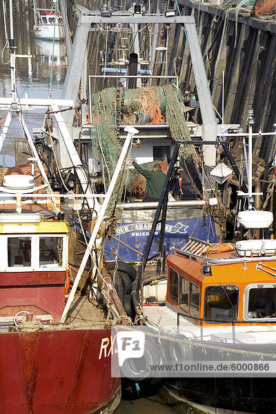Fischerboote im Hafen  Whitstable  Kent  England  Vereinigtes Königreich  Europa