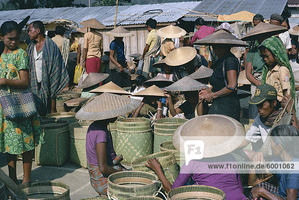 Menschen bei Toraja Markt  Rangepad  Insel Sulawesi  Indonesien  Südostasien  Asien