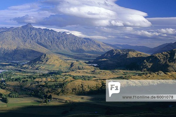 Richtung Südosten von Coronet Peak im Tal der Shotover und The Remarkables Berge  in der Nähe von Queenstown  west Otago  Südinsel  Neuseeland  Pazifik