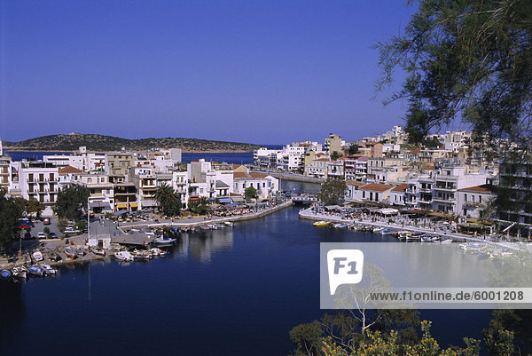 See Voulismeni oder 'Bodenlose See' im Vordergrund  Agios Nikolaos  Kreta  Griechenland  Europa