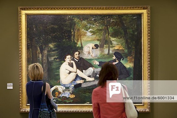 Besucher genießen Le Dejeuner Sur L'Herbe von Manet  Musee d ' Orsay  Paris  Frankreich  Europa
