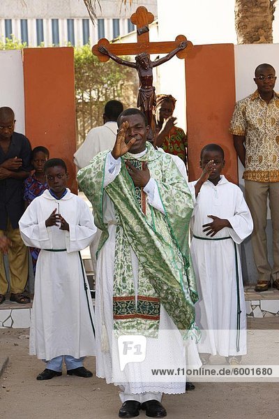 Prozession außerhalb Lome Kathedrale  Lome  Togo  Westafrika  Afrika