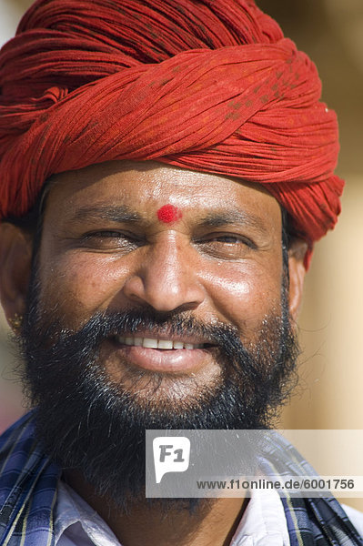 Ein Indischer Mann In Einem Traditionellen Turban Jaipur Rajasthan Indien Asien