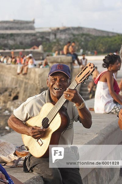 Gitarrist am Malecón in Havanna  Kuba  Westindische Inseln  Mittelamerika