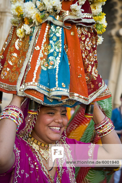 Sari bekleideten Frau Buchwert Idol auf dem Mewar-Festival in Udaipur  Rajasthan  Indien  Asien
