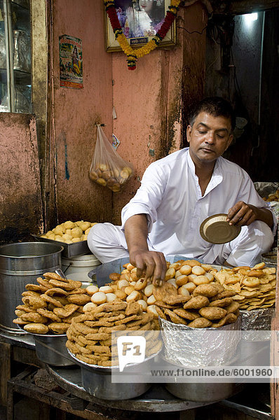 Ein Mann Straße Kochen in Old Delhi  Indien  Asien