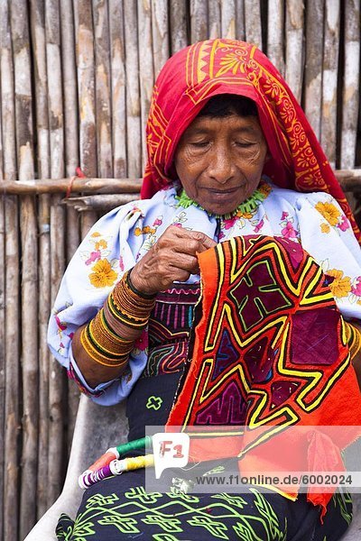 Kuna woman sewing a mola  San Blas Islands  Panama  Central America