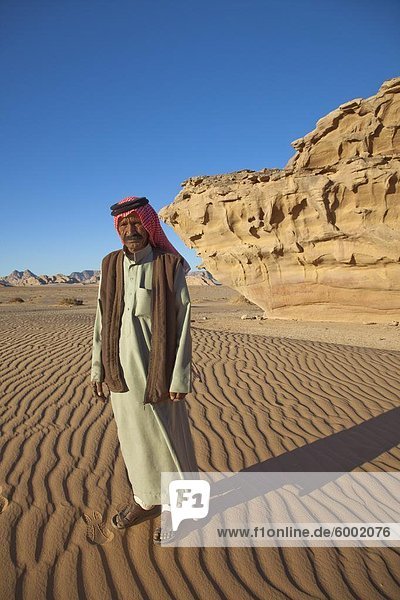Beduinen-Mann  in Wadi Rum  jordanischen Wüste  Jordanien  Naher Osten