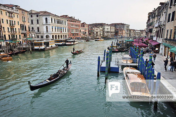 Evening traffic on Grand Canal beside the Rialto Bridge  Venice  UNESCO World Heritage Site  Veneto  Italy  Europe