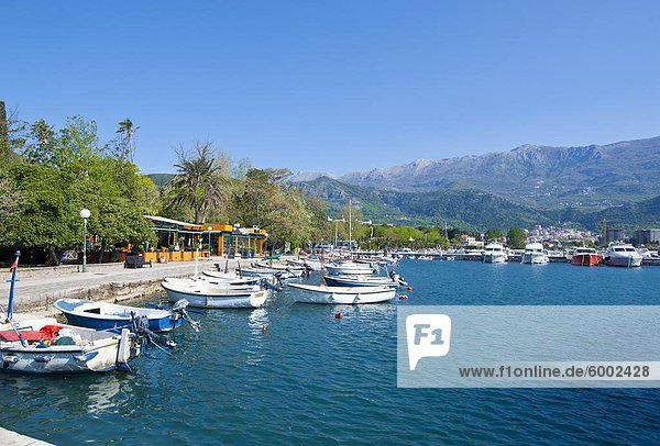 Kleine Boote im Hafen von der alten Stadt von Budva  Montenegro  Europa