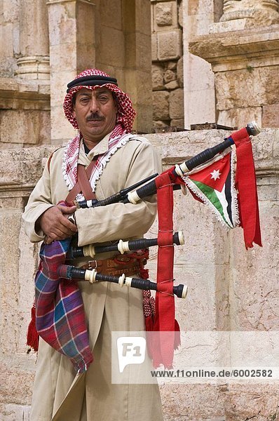 Beduinen spielt Dudelsack im alten Amphitheater von Jerash  Jordan  Naher Osten