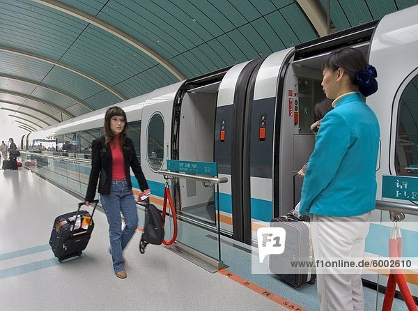 Passagier Internat Magnetschwebetechnik-high-Speed-Zug auf ein Shanghai Bahnhof Plattform  Shanghai  China  Asien