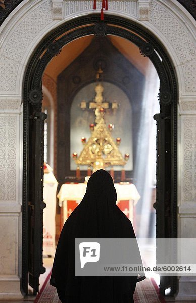 Nonne in Mary Magdalene Russisch-Orthodoxe Kirche auf dem Ölberg  Jerusalem  Israel  Naher Osten