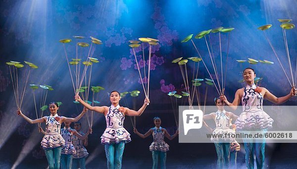Frauen-Darsteller auf der Bühne Ausgleich Platten in einem chinesischen Akrobatik und Varieté-Show  Peking  China  Asien