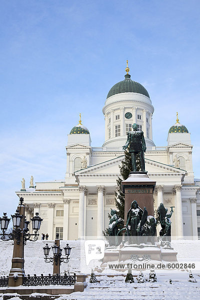 Statue von Alexander II. und Helsinki Kathedrale (evangelische Kirche)  Helsinki  Finnland  Skandinavien  Europa