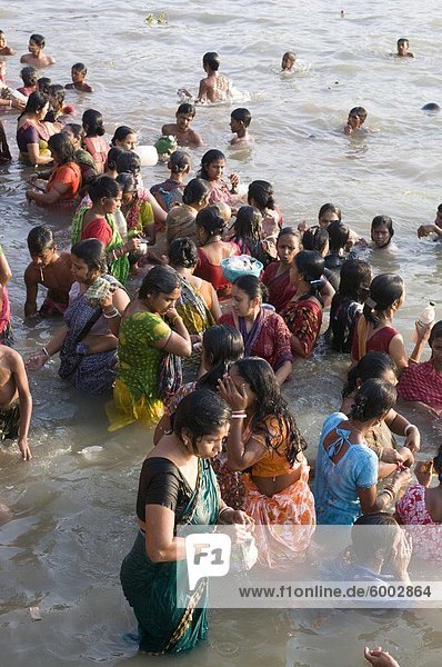 Crowds of people in front of Kali Temple bathing in the Hooghly River  Kolkata  West Bengal  India  Asia